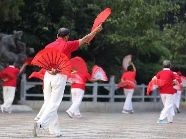 小紅書熱點揭秘，廣場舞新風(fēng)尚竟霸占籃球場！