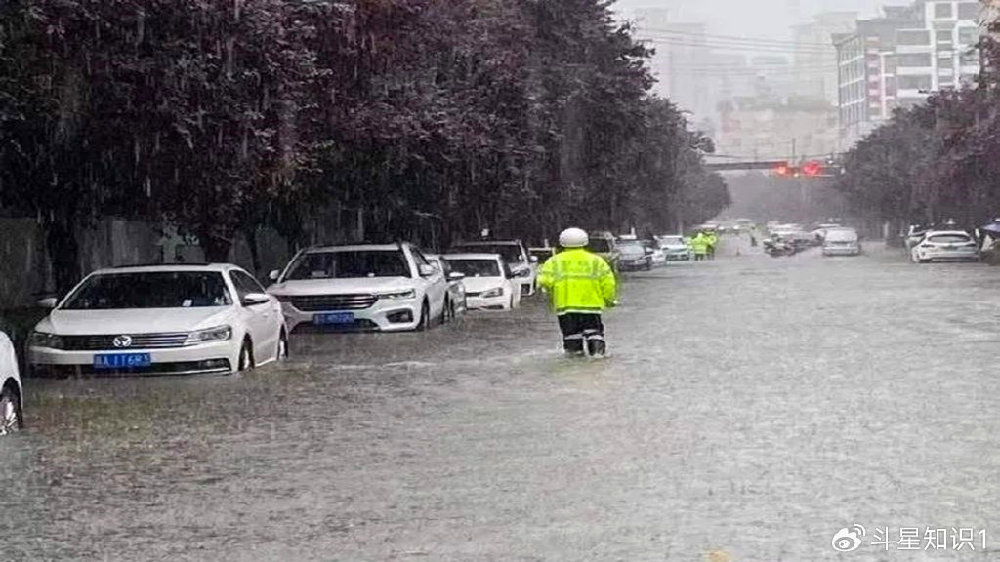 西安暴雨考驗，挑戰(zhàn)與溫情并存的城市脈動